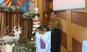 “Tentunya bagi para ASN juga dalam melayani masyarakat mempunyai hak dan kewajiban melayani masyarakat dengan sebaik-baiknya,” kata Walikota.
Program-Program yang dicanangkan oleh Pemerintah Kota Tomohon boleh dirasakan oleh masyarakat. Bahkan, kami Pemerintah Kota Tomohon terus mengingatkan agar Program- program tersebut kepada masyarakat oleh para tokoh-tokoh Agama.
“Sebagai pelayan masyarakat, dalam momentum penuh kebahagiaan ini, marilah kita Introspeksi diri, apakah kita sudah melayani masyarakat ditahun 2024 ini dengan baik?,” ujar Walikota.