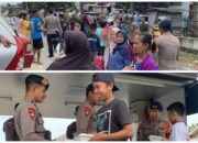 Satbrimob Polda Lampung Bagi-bagi Ribuan Porsi Makanan ke Masyarakat Terdampak Banjir