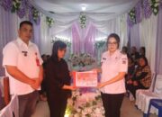 Walkot Sendy Rumajar Melayat di Rumah Duka Keluarga Pungus Sekaligus Menyerahkan Bantuan Dana Duka