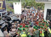 Aksi Damai Berujung Ricuh Tidak Terhindarkan,Masa Saling Dorong Dengan Pihak Petugas