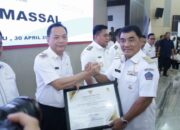 Gubernur YSK Serahkan Piagam Penghargaan ke Pemkot Tomohon Terkait Penilaian Mendapat Grade A