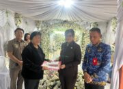 Wawali Tomohon Sendy Rumajar Melayat di Rumah Duka Keluarga Masiri Rambing dan Serahkan Santunan