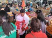 Jelang HUT RI ke-80, Pedagang Bendera dan Umbul-Umbul Keliling Pasar Beriman Tomohon