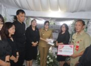 Pemkot Tomohon Gelar Ibadah Penghiburan Atas Meninggalnya Orangtua Kadis Pendidikan, Wakil Walikota Serahkan Santunan Duka
