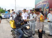 Kapolres Pesawaran Cek Pos Pelayanan Tugu Pengantin dan Salurkan Bantuan kepada Petugas serta Pengguna Jalan