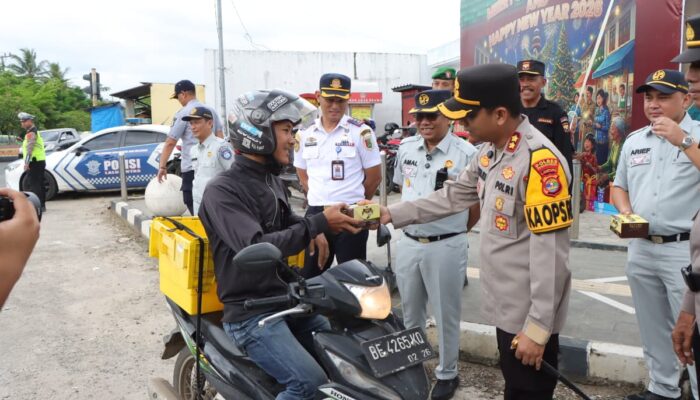 Kapolres Pesawaran Cek Pos Pelayanan Tugu Pengantin dan Salurkan Bantuan kepada Petugas serta Pengguna Jalan