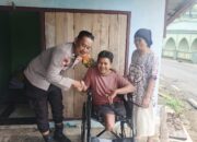 Polri Hadir dengan Empati, Bhabinkamtibmas Padang Cermin Serahkan Kursi Roda untuk Warga Difabel