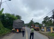 Respon Cepat PAMAPTA POLRES PESAWARAN dan Sat Lantas Tangani Kendala Truk Fuso Rem Blong di Jalinbar