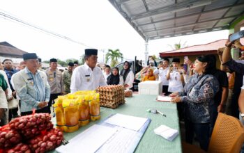 Gubernur Yulius Tinjau Gerakan Pangan Murah di Tutuyan, Cek Harga Bawang hingga Ayam