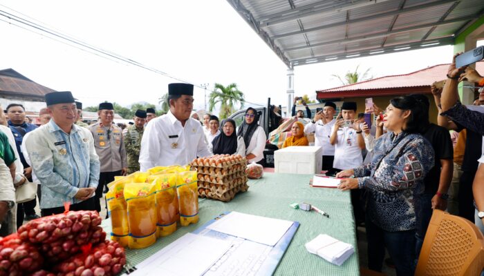 Gubernur Yulius Tinjau Gerakan Pangan Murah di Tutuyan, Cek Harga Bawang hingga Ayam