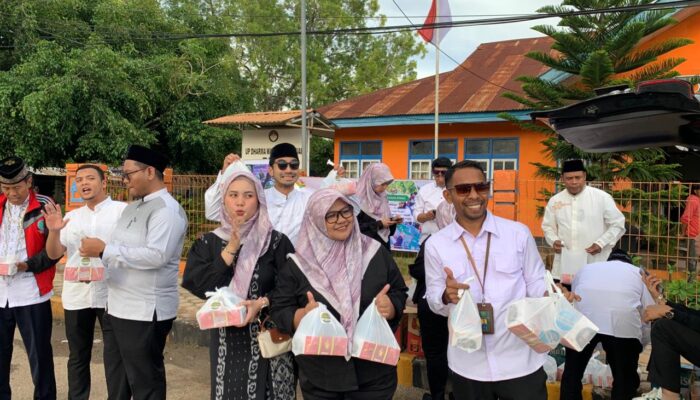 Pengadilan Agama Soe Berbagi Ta’jil di Lapangan Puspenmas, Warga Kota Soe Antusias