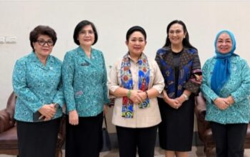 Titiek Soeharto Tiba di Sulut, Disambut Hangat Ny. Anik Selvanus di Bandara Sam Ratulangi