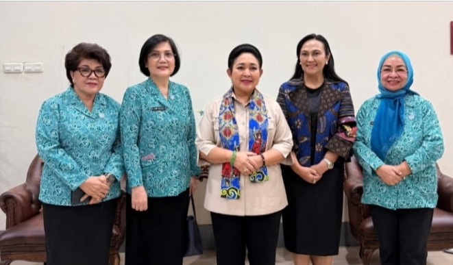 Titiek Soeharto Tiba di Sulut, Disambut Hangat Ny. Anik Selvanus di Bandara Sam Ratulangi
