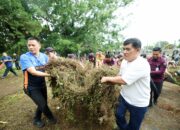 Dari Tangan yang Memungut Sampah, Gubernur Yulius Kirim Pesan: Fesbudaton Tak Boleh Mati