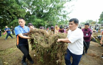 Dari Tangan yang Memungut Sampah, Gubernur Yulius Kirim Pesan: Fesbudaton Tak Boleh Mati