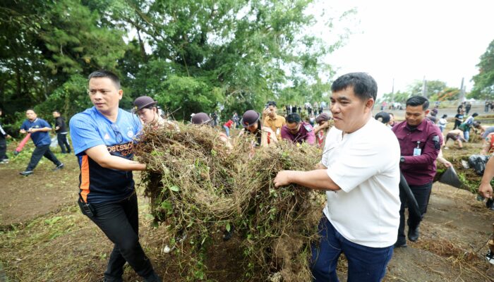 Dari Tangan yang Memungut Sampah, Gubernur Yulius Kirim Pesan: Fesbudaton Tak Boleh Mati