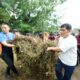 Dari Tangan yang Memungut Sampah, Gubernur Yulius Kirim Pesan: Fesbudaton Tak Boleh Mati